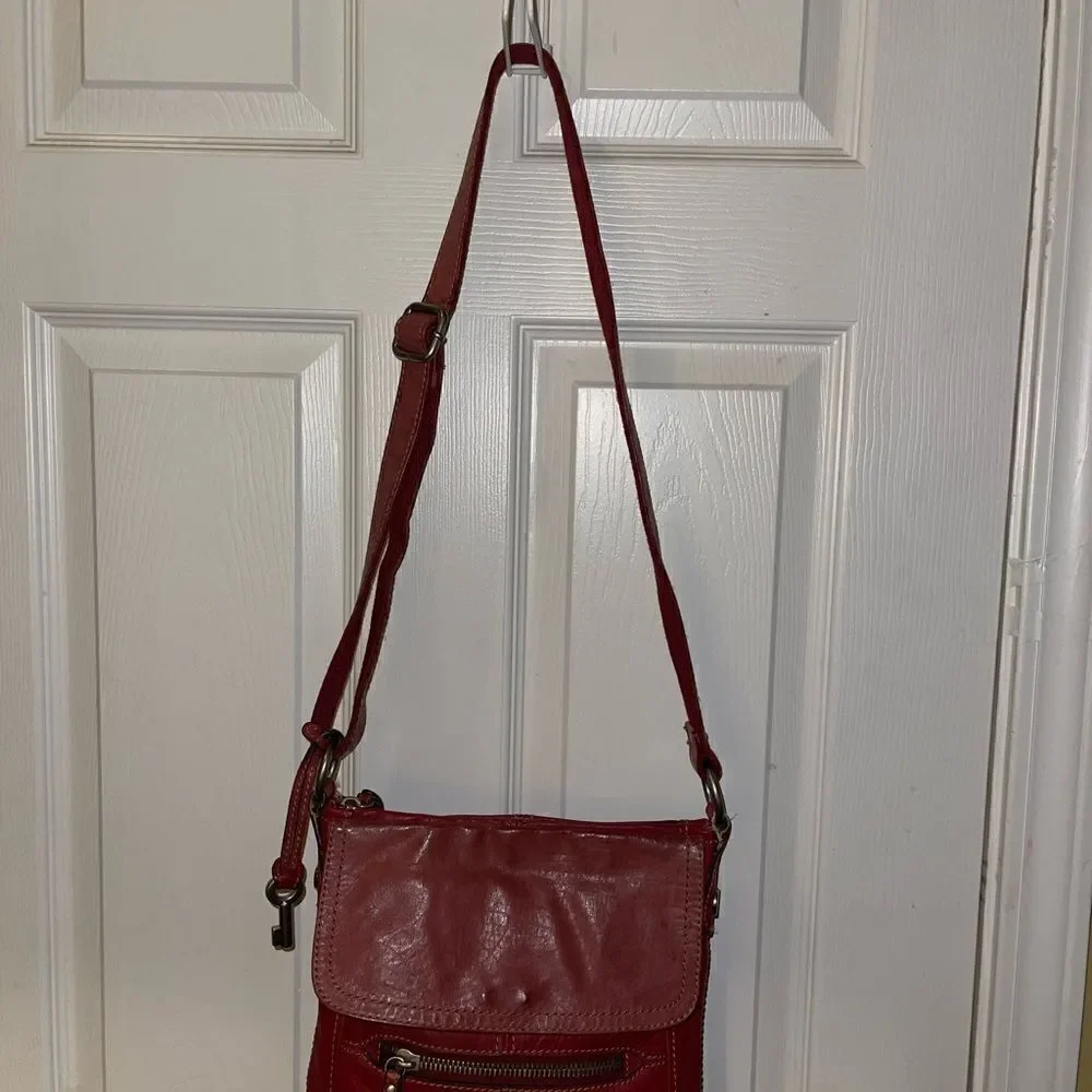 Fossil leather faded red crossbody bag with antique silver tone hardwares.